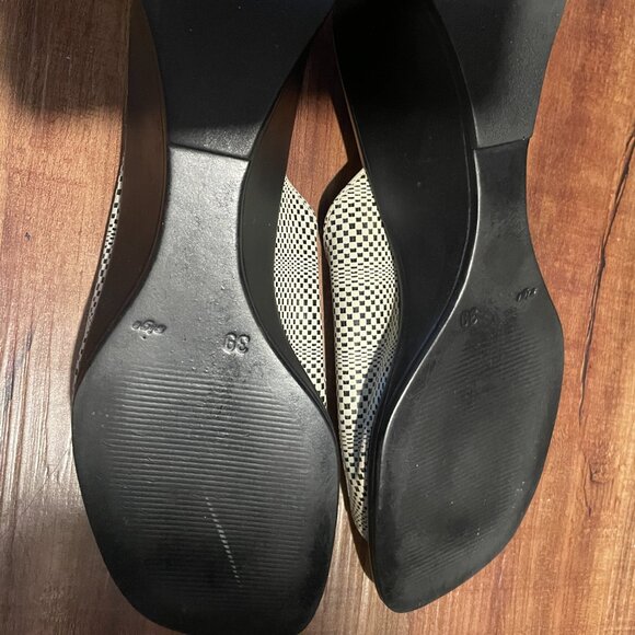 Dressy sandals size 39 (would fit a size 7 or 8 US) - Picture 2 of 3